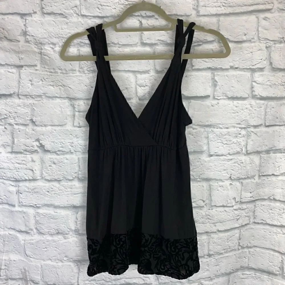 Daisy Fuentes drape front cross tank w/raised velvet border black sz small